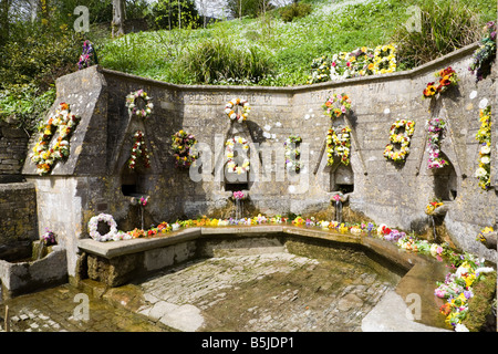 Sieben Brunnen in der Cotswold-Dorf von Bisley, Gloucestershire für die Himmelfahrt-Zeremonie der Segen der Brunnen dekoriert Stockfoto