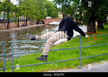 Mann auf dem Zaun Straßburg Juni 2006 Stockfoto