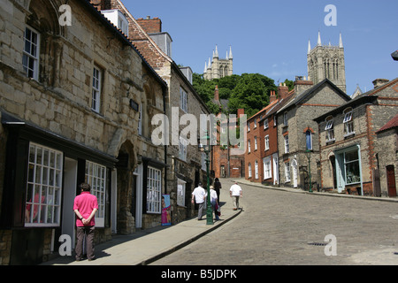 Stadt von Lincoln, England. Lincolns steile Hügel mit Lincoln Kathedrale ragt in den Hintergrund und die Juden Haus im Vordergrund. Stockfoto