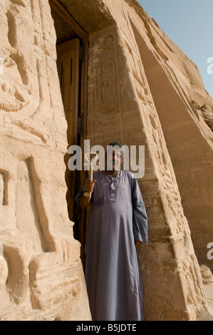 Eine Wache hält ein Objekt in der Form der antiken ägyptischen Hieroglyphe Symbol als Ankh "Der Schlüssel des Lebens" in Abu Simbel rock Tempel bekannt. Im südlichen Ägypten Stockfoto