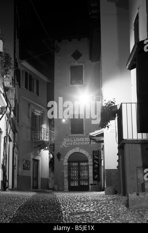 Malcesine engen Straße mit Kopfsteinpflaster doppelte Farbe. Veneto, Italien Stockfoto