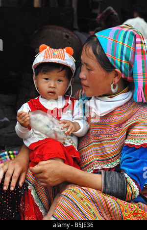 Flower Hmong Frau und ihr Baby Bac Ha Dorf Nord-Vietnam Stockfoto