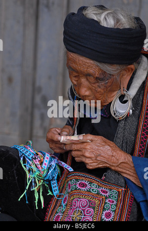 Ältere Dame aus der Black Hmong Stamm Sapa Nordvietnam Stockfoto