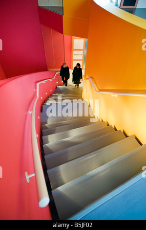 Moderne Treppe in hellen Farben im Groninger Museum in Groningen Niederlande 2008 Stockfoto