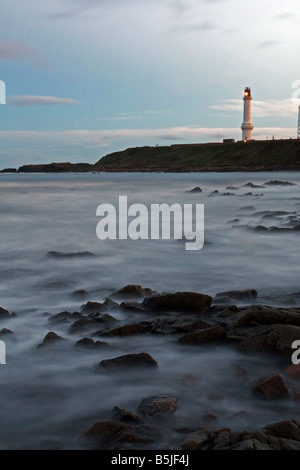 Die Stevenson entworfen Girdleness Leuchtturm am Eingang zum Hafen von Aberdeen, Schottland, in der Dämmerung zu sehen. Stockfoto