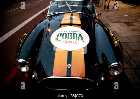 AC Cobra Sportwagen Förderung indisches Bier Cobra London Stockfoto