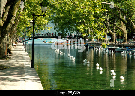 Kanals an einen See, Annecy, Frankreich Stockfoto