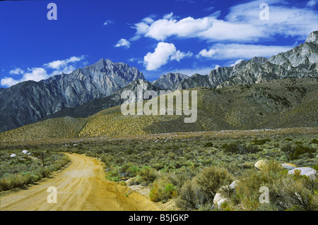 Feldweg durch die Ausläufer der Sierra Nevada in Kalifornien Stockfoto