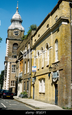 C18 Häuser und Turm von St. John's-Kirche Wapping, in Scandrett Street, London E1 Stockfoto