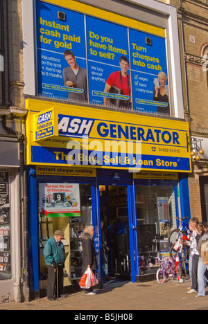 Menschen außerhalb Cash Generator-Shop in Lowestoft, Suffolk, Uk, kaufen, verkaufen & Darlehen Shop mit sofortiger Scheck einlösen Stockfoto