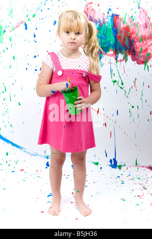 Hübsches kleines Mädchen Kunststudentin, Malen mit Farbe spritzt, grafische Abstriche, tupfen und Flecken. Stockfoto