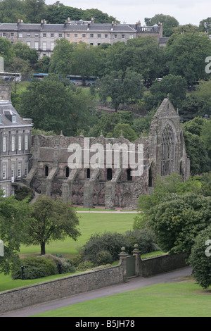 Eine allgemeine Ansicht des Holyrood Abbey (Ruine) und Holyrood Palace dahinter im Holyrood Park Edinburgh Stockfoto