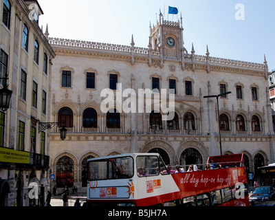 Open Top Touristenbus vor dem Neo-manuelinischen Stil Bahnhof am Rossio, Lissabon, Portugal Stockfoto