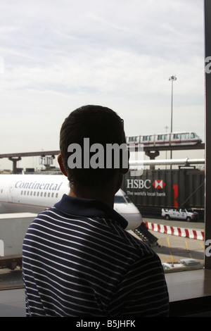 Mann aus dem Fenster der Flughafen in Houston, Texas, USA Stockfoto