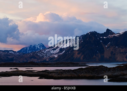 Abendlicht über Berge in der Nähe von Stamsund im späten Frühjahr, Vestvagoy, Lofoten Inseln, Norwegen Stockfoto