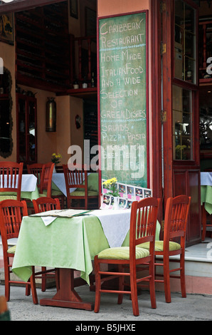 Tische und Stühle im Restaurant unter freiem Himmel Griechenland Kreta Rethymnon September 2008 Stockfoto