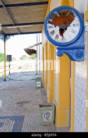 Kaputte Uhr im verlassenen Bahnhof Crato. Eines der vielen deaktivierten Stationen innen Portugal (Alentejo). Stockfoto