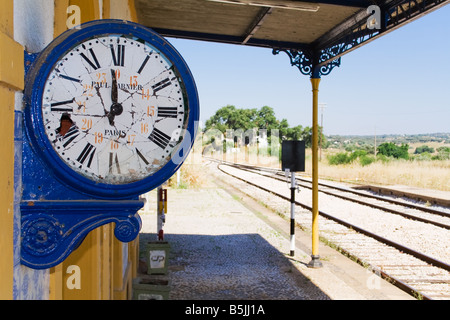 Kaputte Uhr im verlassenen Bahnhof Crato. Eines der vielen deaktivierten Stationen innen Portugal (Alentejo). Stockfoto