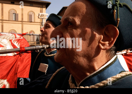 Ein Musiker während der Votiva Straße Prozession, Palio, Siena, Italien Stockfoto