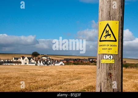 Ein "Lebensgefahr" Warnzeichen auf einem elektrischen Kabel-Post. Stockfoto