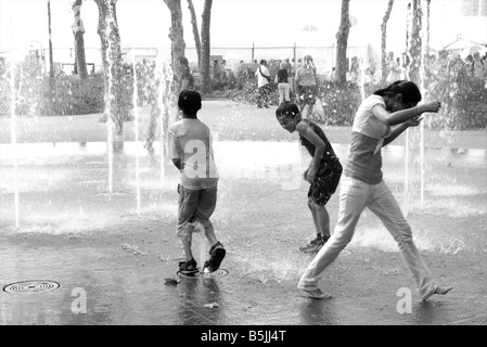 Kinder spielen in den Brunnen an einem heißen Sommertag in New York, Battery Park Stockfoto