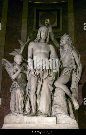 Statue von Christus und Johannes an den Wassern des Jordan in der Madeleine-Kirche-Paris-Frankreich Stockfoto