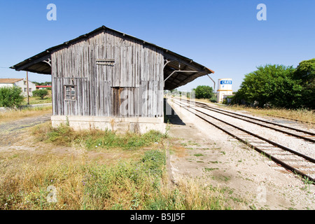 Altes Lagerhaus im verlassenen Bahnhof Crato. Eines der vielen deaktivierten Stationen innen Portugal (Alentejo). Stockfoto