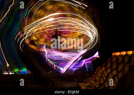 Bunte abstrakte Licht und Leuchten Festplatz Tails in der Nacht Stockfoto