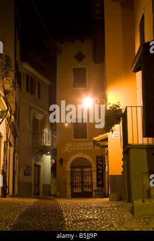 Malcesine engen Straße mit Kopfsteinpflaster doppelte Farbe. Veneto, Italien Stockfoto