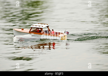 Modell ferngesteuerte Boot auf dem Wasser. Stockfoto