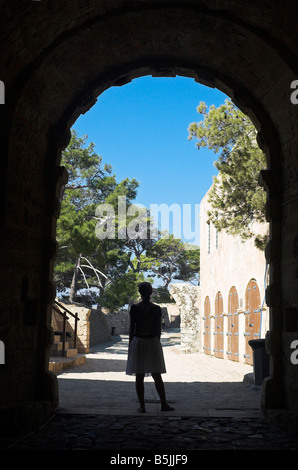 Torbogen der Fortezza in Rethymno Kreta mit Frau stand in der Silhouette Griechenland Europa September 2008 Stockfoto