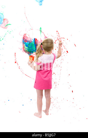 Hübsches kleines Mädchen Kunststudentin, Malen mit Farbe spritzt, grafische Abstriche, tupfen und Flecken. Stockfoto