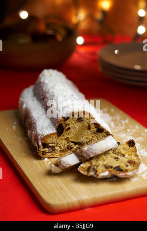 Stollen auf Weihnachtstisch Stockfoto