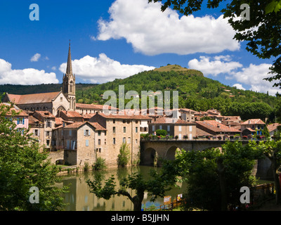 St. Antonin Noble Val, Tarn et Garonne, Frankreich mit der Brücke über den Fluss Aveyron Stockfoto