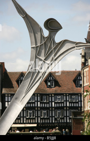 Stadt von Lincoln, England. Stephen Broadbent entworfen Empowerment Skulptur über dem Fluss Witham. Stockfoto