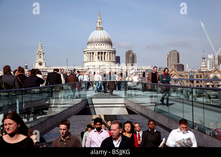 Massen auf Millennium Bridge an Tate Modern, London Stockfoto
