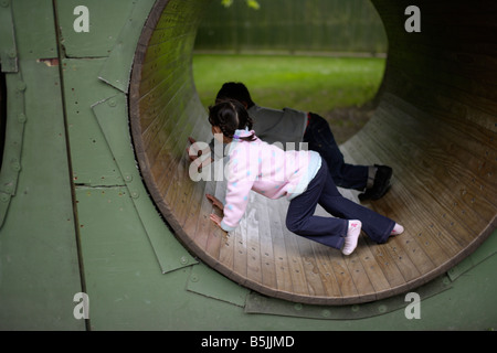 Fünf Jahre altes Mädchen auf Spielplatz mit ihrem Bruder Stockfoto