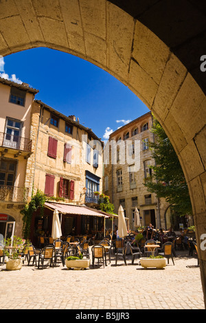 Französische Straße Bürgersteig Cafés Restaurants in der mittelalterlichen Stadt Platz Saint Antonin Noble Val, Tarn et Garonne, Frankreich Europa Stockfoto