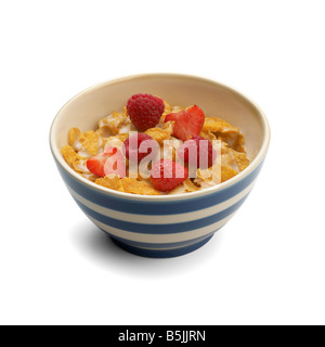 Schüssel Cornflakes mit Erdbeeren und Himbeeren Stockfoto