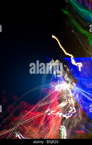 Bunte abstrakte Licht und Leuchten Festplatz Tails in der Nacht Stockfoto