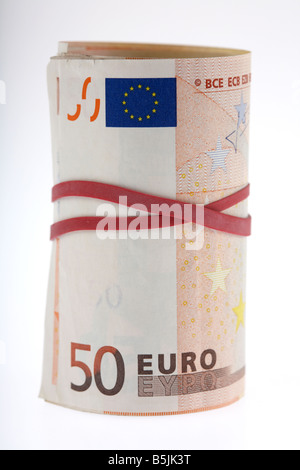 Bündel von 50 Euro-Banknoten Bargeld gefesselt in einer Rolle mit Gummizug Stockfoto