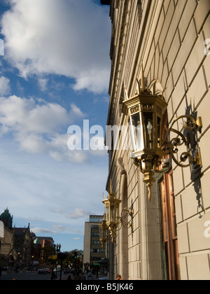 Detailansicht einer Lampe auf der Seite der New England macht Gebäude in Copley Place in Boston MA gesehen am 10-19-2008 Stockfoto