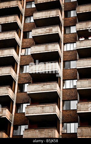 Mehrere Balkone in einer vertikalen Linie auf der Außenseite eines Mehrfamilienhauses Altern. Stockfoto