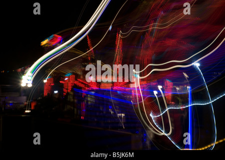 Bunte abstrakte Licht und Leuchten Festplatz Tails in der Nacht Stockfoto