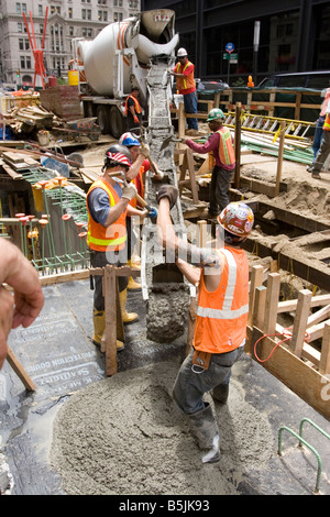 Ersetzen alte Infrastruktur in den überfüllten Städten wie New York City sehr teuer ist und eine sehr zeitaufwendige Aufgabe. Stockfoto