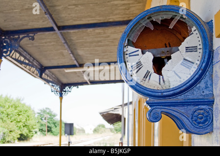 Kaputte Uhr im verlassenen Bahnhof Crato. Eines der vielen deaktivierten Stationen innen Portugal (Alentejo). Stockfoto