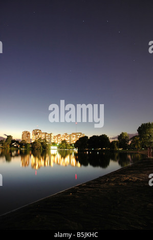 Lichtdurchflutete Wohnung Wohngebäude an Mooneys Bay Waterfront in Ottawa, Ontario, Kanada. Stockfoto