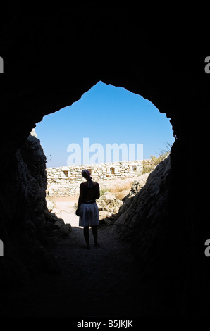 Frau Silhouette stehen in Höhle venezianischen Festung Fortezza Rethymnon Kreta Griechenland September 2008 Stockfoto