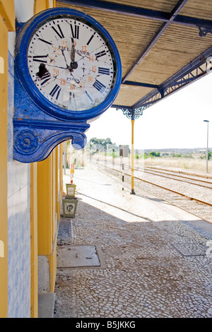 Kaputte Uhr im verlassenen Bahnhof Crato. Eines der vielen deaktivierten Stationen innen Portugal (Alentejo). Stockfoto