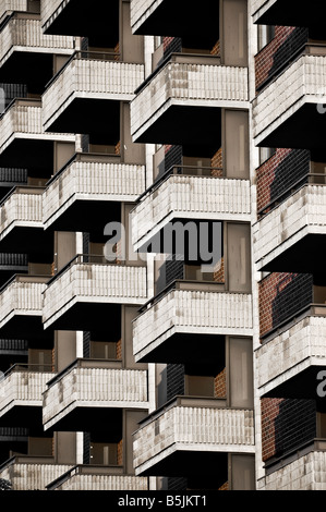 Mehrere Balkone in einer vertikalen Linie auf der Außenseite eines Mehrfamilienhauses Altern. Stockfoto